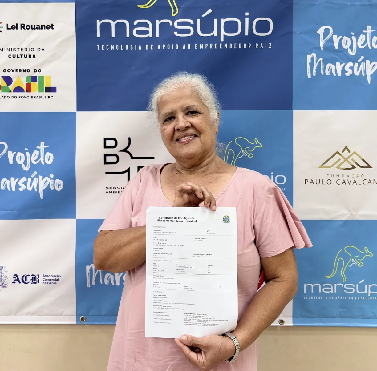 Participante do Marsúpio segurando certificado